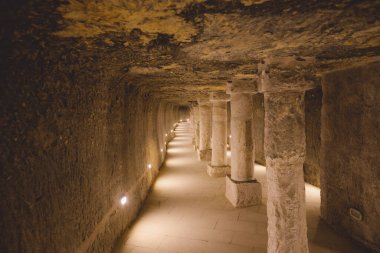 Mısır 'ın Saqqara mezarlığındaki Antik Adım Piramidinin Tuğla Duvarları ve Taş Sütunları' nın İçinde
