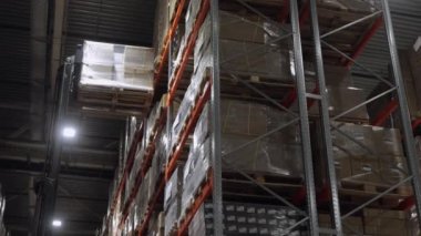 Büyük bir depoda yapım aşamasında.