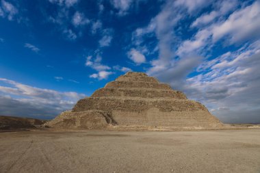 Mavi gökyüzünün altındaki Djoser Basamağı 'na Görkemli Bakış Mısır' ın Memphis kentinin kuzeybatısındaki Saqara mezarlığında bir arkeolojik alandır.
