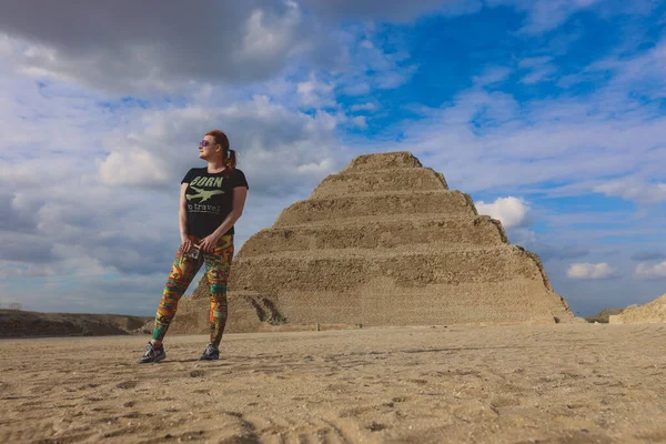 Turista Posa Con Piramide Gradini Djoser Sullo Sfondo Nel Sito — Foto Stock