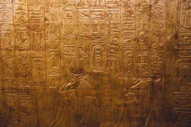 Kahire, Mısır - 02 Kasım 2021: Mısır 'daki Mısır Müzesi' nde Mısır Firavunu Tutankamon 'un Dış Altın Tapınağı
