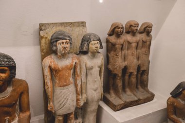 Kahire, Mısır - 02 Kasım 2021: Orta Doğu 'daki en eski arkeoloji müzesi olan Kahire Mısır Müzesi' ndeki küçük taş heykeller ve heykeller