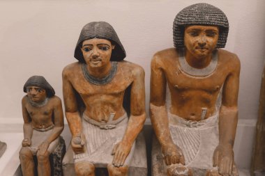 Kahire, Mısır - 02 Kasım 2021: Orta Doğu 'daki en eski arkeoloji müzesi olan Kahire Mısır Müzesi' ndeki küçük taş heykeller ve heykeller