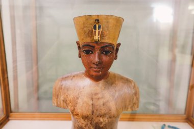 Kahire, Mısır - 02 Kasım 2021: Orta Doğu 'daki en eski arkeoloji müzesi olan Kahire Mısır Müzesi' ndeki küçük taş heykeller ve heykeller