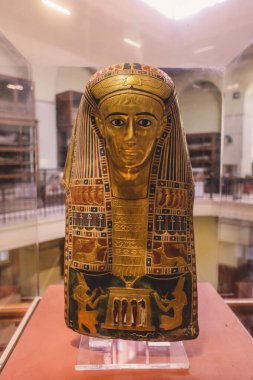 Kahire, Mısır - 02 Kasım 2021: Orta Doğu 'nun en eski arkeoloji müzesi Kahire Mısır Müzesi' ndeki Antik Mısır Firavunu Tutankamon 'un Altın Maskesi