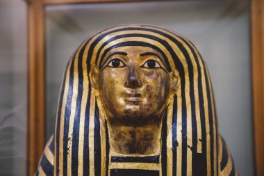 Kahire, Mısır - 02 Kasım 2021: Orta Doğu 'nun en eski arkeoloji müzesi Kahire Mısır Müzesi' ndeki Antik Mısır Firavunu Tutankamon 'un Altın Maskesi