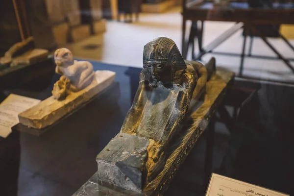 2021年11月2日 埃及开罗 中东历史最悠久的考古博物馆开罗埃及博物馆中的小石碑古埃及雕像 — 图库照片