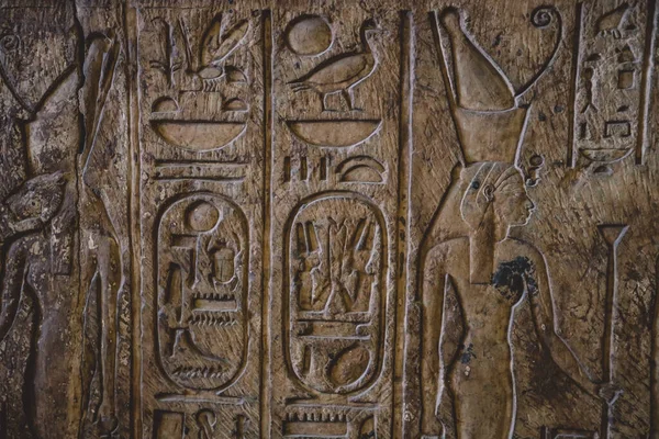 Káhira Egypt Listopadu 2021 Starověké Egyptské Talíře Zdi Nesoucí Hieroglyfy — Stock fotografie