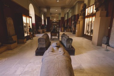 Kahire, Mısır - 02 Kasım 2021: Orta Doğu 'daki en eski arkeoloji müzesi olan Kahire Mısır Müzesi' nin İçi ve İçi