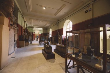 Kahire, Mısır - 02 Kasım 2021: Orta Doğu 'daki en eski arkeoloji müzesi olan Kahire Mısır Müzesi' nin İçi ve İçi