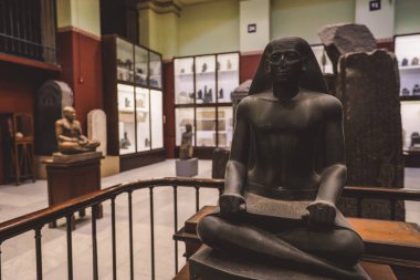 Kahire, Mısır - 02 Kasım 2021: Orta Doğu 'daki en eski arkeoloji müzesi olan Kahire Mısır Müzesi' nin İçi ve İçi