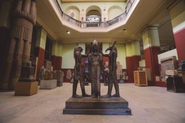 Kahire, Mısır - 02 Kasım 2021: Orta Doğu 'daki en eski arkeoloji müzesi olan Kahire Mısır Müzesi' nin İçi ve İçi