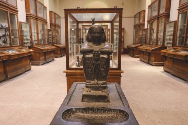 Kahire, Mısır - 02 Kasım 2021: Orta Doğu 'daki en eski arkeoloji müzesi olan Kahire Mısır Müzesi' nin İçi ve İçi