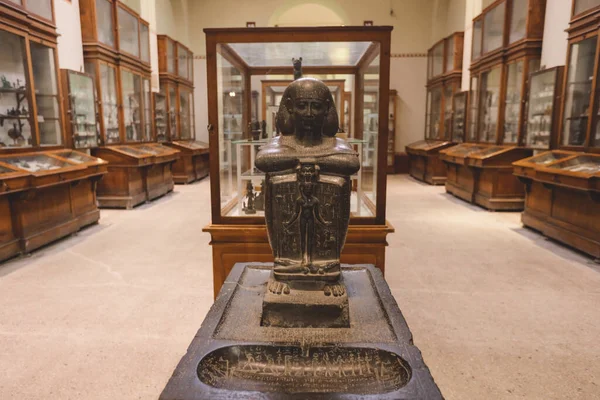 Kahire, Mısır - 02 Kasım 2021: Orta Doğu 'daki en eski arkeoloji müzesi olan Kahire Mısır Müzesi' nin İçi ve İçi