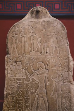 Kahire, Mısır - 02 Kasım 2021: Orta Doğu 'daki en eski arkeoloji müzesi olan Kahire Mısır Müzesi' ndeki hiyerogliflerle ilgili ilginç resimler ve gravürler