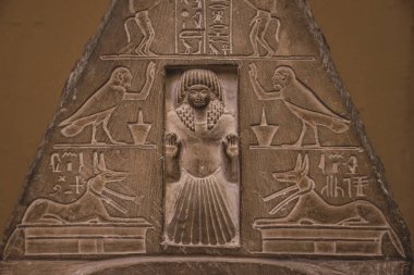 Kahire, Mısır - 02 Kasım 2021: Orta Doğu 'daki en eski arkeoloji müzesi olan Kahire Mısır Müzesi' ndeki hiyerogliflerle ilgili ilginç resimler ve gravürler
