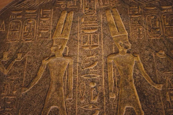 2021年11月2日 埃及开罗 中东历史最悠久的考古博物馆开罗埃及博物馆中有趣的古画和刻有象形文字符号的雕刻 — 图库照片