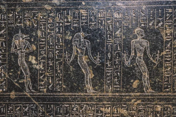 カイロ エジプト 2021年11月2日 中東最古の考古学博物館であるカイロエジプト博物館の象形文字で興味深い古代絵画と彫刻 — ストック写真