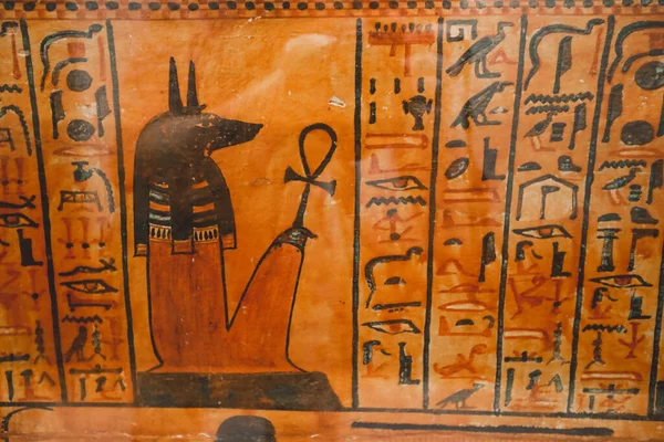 2021年11月2日 埃及开罗 中东历史最悠久的考古博物馆开罗埃及博物馆中有趣的古画和刻有象形文字符号的雕刻 — 图库照片