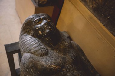 Kahire, Mısır - 02 Kasım 2021: Orta Doğu 'daki en eski arkeoloji müzesi olan Kahire Mısır Müzesi' nde hiyeroglifler bulunan görkemli antik lahit