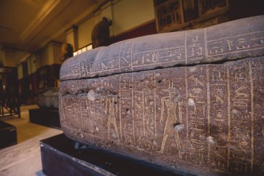 Kahire, Mısır - 02 Kasım 2021: Orta Doğu 'daki en eski arkeoloji müzesi olan Kahire Mısır Müzesi' nde hiyeroglifler bulunan görkemli antik lahit