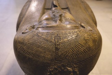 Kahire, Mısır - 02 Kasım 2021: Orta Doğu 'daki en eski arkeoloji müzesi olan Kahire Mısır Müzesi' nde hiyeroglifler bulunan görkemli antik lahit