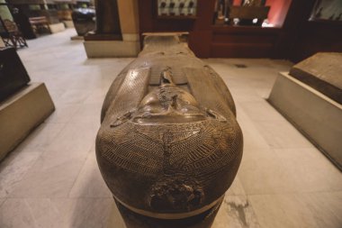 Kahire, Mısır - 02 Kasım 2021: Orta Doğu 'daki en eski arkeoloji müzesi olan Kahire Mısır Müzesi' nde hiyeroglifler bulunan görkemli antik lahit