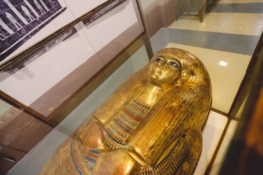 Kahire, Mısır - 02 Kasım 2021: Orta Doğu 'daki en eski arkeoloji müzesi olan Kahire Mısır Müzesi' nde hiyeroglifler bulunan görkemli antik lahit