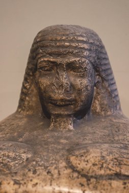 Kahire, Mısır - 02 Kasım 2021: Kahire Mısır Müzesi 'nin en eski arkeoloji müzesi olan Antik Taş Heykellere yakından bakın