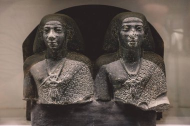 Kahire, Mısır - 02 Kasım 2021: Kahire Mısır Müzesi 'nin en eski arkeoloji müzesi olan Antik Taş Heykellere yakından bakın