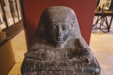 Kahire, Mısır - 02 Kasım 2021: Kahire Mısır Müzesi 'nin en eski arkeoloji müzesi olan Antik Taş Heykellere yakından bakın