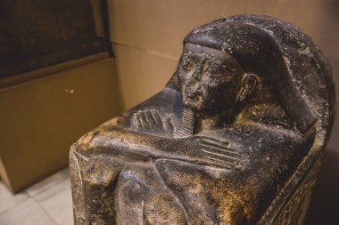 Kahire, Mısır - 02 Kasım 2021: Kahire Mısır Müzesi 'nin en eski arkeoloji müzesi olan Antik Taş Heykellere yakından bakın
