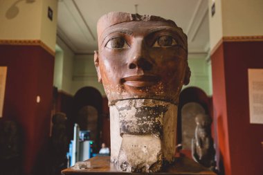 Kahire, Mısır - 02 Kasım 2021: Kahire Mısır Müzesi 'nin en eski arkeoloji müzesi olan Antik Taş Heykellere yakından bakın