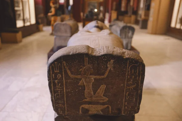 Каир Египет Ноября 2021 Года Величественный Древний Саркофаг Символами Иероглифов — стоковое фото