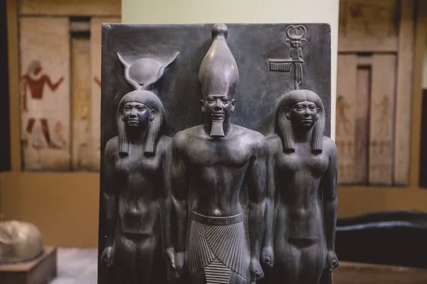 エジプトのカイロ 2021年11月2日 カイロのエジプト博物館 中東で最も古い考古学博物館の古代の石像へのビューを閉じます — ストック写真