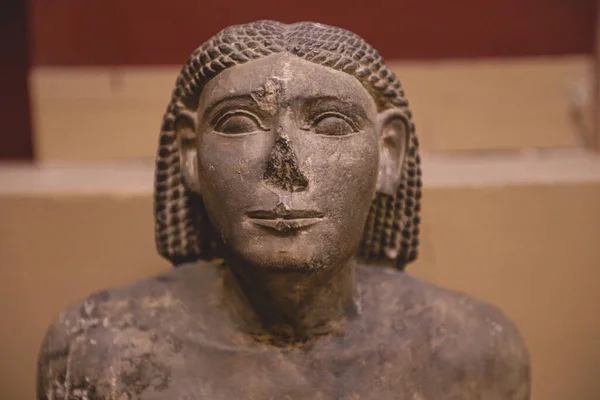 エジプトのカイロ 2021年11月2日 カイロのエジプト博物館 中東で最も古い考古学博物館の古代の石像へのビューを閉じます — ストック写真