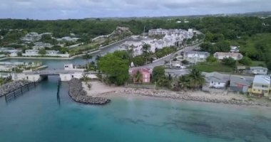 Barbados adasındaki St. Charles Limanı 'nın havadan görünüşü