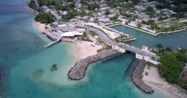 Barbados adasındaki St. Charles Limanı 'nın havadan görünüşü