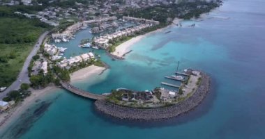 Barbados adasındaki St. Charles Limanı 'nın havadan görünüşü