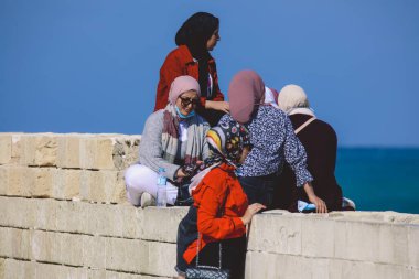 İskenderiye, Mısır - 3 Kasım 2021: Yerel Mısırlı Aileler İskenderiye yakınlarındaki Qaitbay Kalesinde Yaz Güneşi 'nin tadını çıkarıyorlar