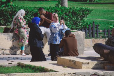İskenderiye, Mısır - 3 Kasım 2021: Yerel Mısırlı Aileler İskenderiye yakınlarındaki Qaitbay Kalesinde Yaz Güneşi 'nin tadını çıkarıyorlar