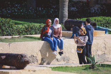 İskenderiye, Mısır - 3 Kasım 2021: Yerel Mısırlı Aileler İskenderiye yakınlarındaki Qaitbay Kalesinde Yaz Güneşi 'nin tadını çıkarıyorlar