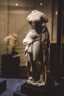 İskenderiye, Mısır - 03 Kasım 2021: İskenderiye Ulusal Müzesinde Antik Sergiler - Mermer ve Taş Heykeller, Kitaplar, Ortaçağ Dekorasyonu ve Roma Tablo Malzemeleri