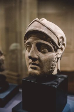 İskenderiye, Mısır - 03 Kasım 2021: İskenderiye Ulusal Müzesinde Antik Sergiler - Mermer ve Taş Heykeller, Kitaplar, Ortaçağ Dekorasyonu ve Roma Tablo Malzemeleri