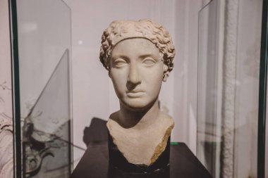 İskenderiye, Mısır - 03 Kasım 2021: İskenderiye Ulusal Müzesinde Antik Sergiler - Mermer ve Taş Heykeller, Kitaplar, Ortaçağ Dekorasyonu ve Roma Tablo Malzemeleri