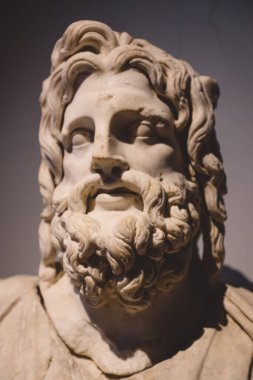 İskenderiye, Mısır - 03 Kasım 2021: İskenderiye Ulusal Müzesinde Antik Sergiler - Mermer ve Taş Heykeller, Kitaplar, Ortaçağ Dekorasyonu ve Roma Tablo Malzemeleri