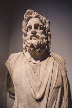 İskenderiye, Mısır - 03 Kasım 2021: İskenderiye Ulusal Müzesinde Antik Sergiler - Mermer ve Taş Heykeller, Kitaplar, Ortaçağ Dekorasyonu ve Roma Tablo Malzemeleri