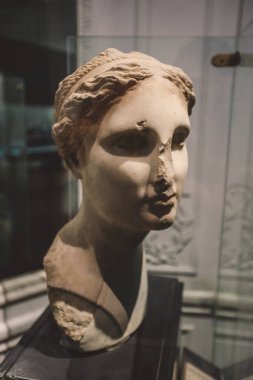 İskenderiye, Mısır - 03 Kasım 2021: İskenderiye Ulusal Müzesinde Antik Sergiler - Mermer ve Taş Heykeller, Kitaplar, Ortaçağ Dekorasyonu ve Roma Tablo Malzemeleri