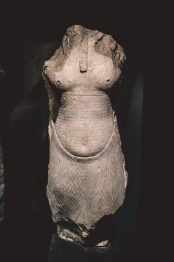 İskenderiye, Mısır - 03 Kasım 2021: İskenderiye Ulusal Müzesinde Antik Sergiler - Mermer ve Taş Heykeller, Kitaplar, Ortaçağ Dekorasyonu ve Roma Tablo Malzemeleri