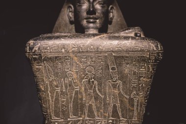 İskenderiye, Mısır - 03 Kasım 2021: İskenderiye Ulusal Müzesinde Antik Sergiler - Mermer ve Taş Heykeller, Kitaplar, Ortaçağ Dekorasyonu ve Roma Tablo Malzemeleri